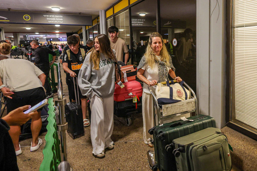 Angehörige empfangen am 30. September am Flughafen Ben Gurion Passagiere des Flydubai-Flugs, der nach einem Angriff im Cockpit in Saudi-Arabien notlanden musste.