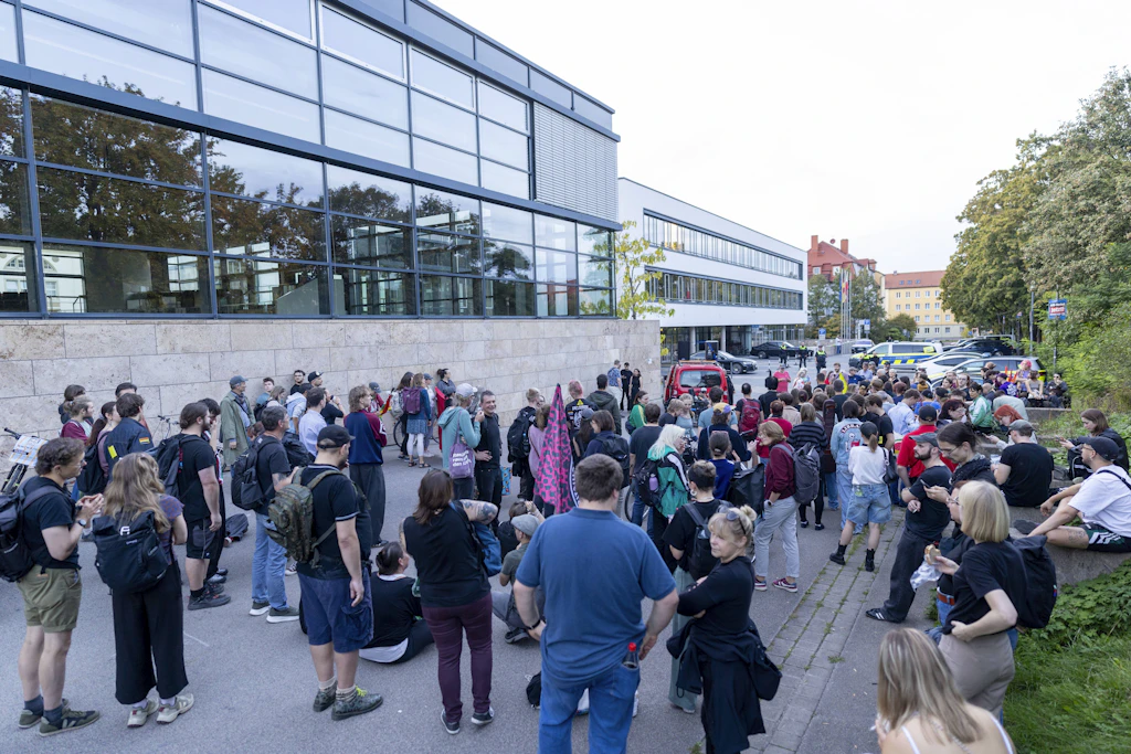 Am Dienstag demonstrierten rund 200 Personen vor dem Thüringer Landesparlament für ein AfD-Verbotsverfahren.