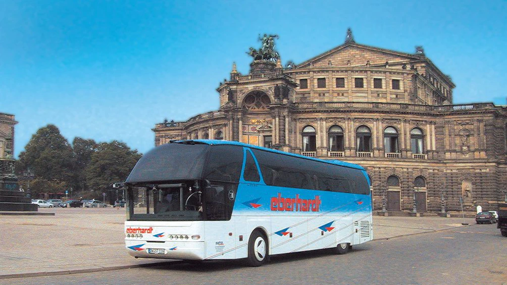 Ein Starliner der&nbsp;Eberhardt Travel&nbsp;GmbH vor der Dresdner Semperoper in den 2000er Jahren.