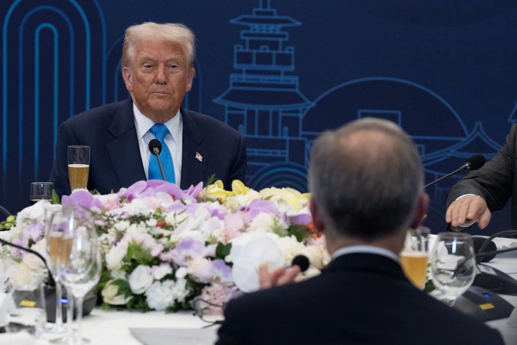 Donald Trump (l.) und Mark Carney bei einem Treffen im südkoreanischen Gyeongju im Oktober 2025