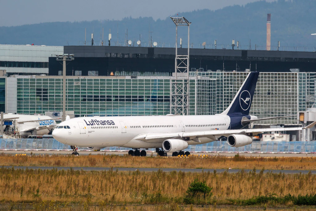 Die Lufthansa federt höhere Treibstoffkosten mit Einsparungen, Preissteigerungen und Termingeschäften ab.