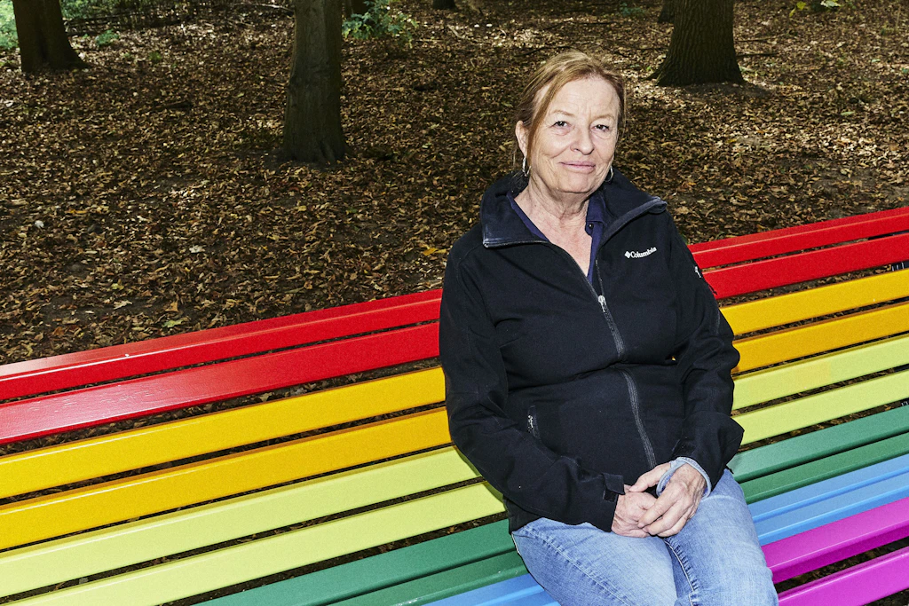 Doris M. auf der Regenbogenbank.