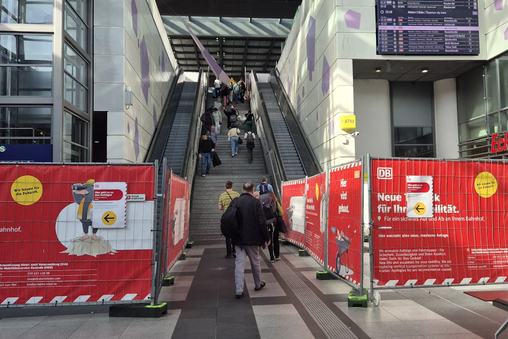 Am Bahnhof Südkreuz sind aktuell die Rolltreppen zum Ausgang Tempelhof hin gesperrt.