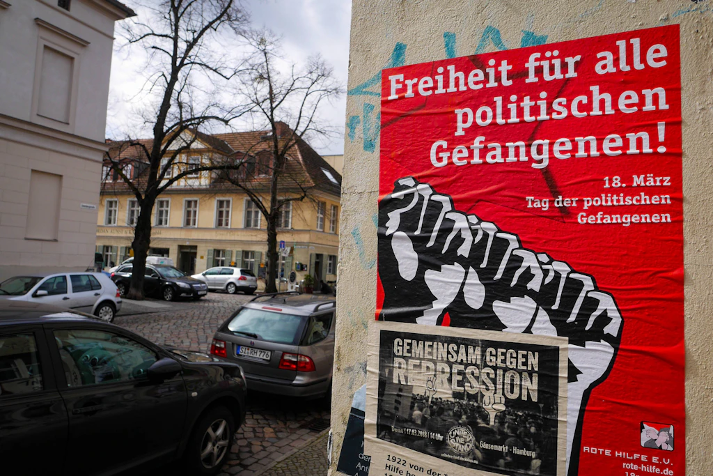 Potsdam, Gutenbergstraße. Plakat der Rote Hilfe: Freiheit für alle politischen Gefangenen.