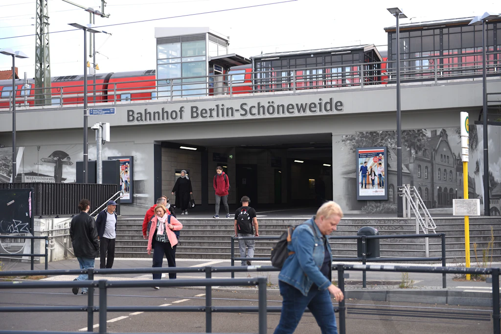 Der neue Zugang zu den Bahnsteigen: Die Verkehrsstation Schöneweide wurde modernisiert. Nun folgt das Bahnhofsgebäude.