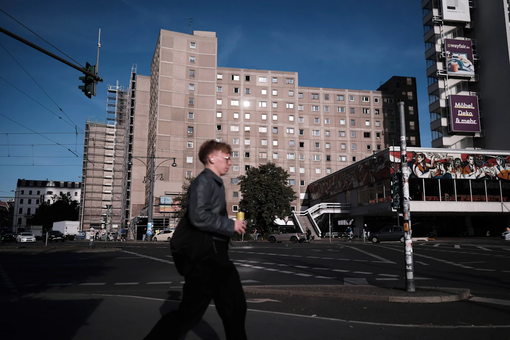 100 Jahre Plattenbau: Wie es sich in der letzten unsanierten Platte an der Memhardstraße lebt.