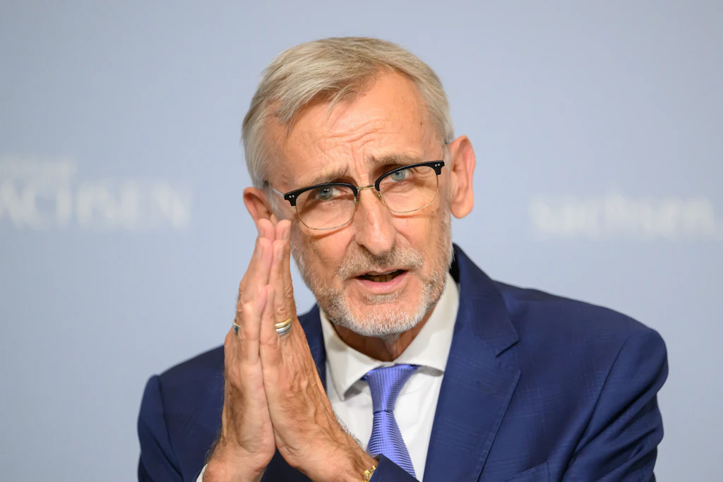 Gegen Armin Schuster (CDU), Innenminister in Sachsen, geht die Berliner Linke nun vor.