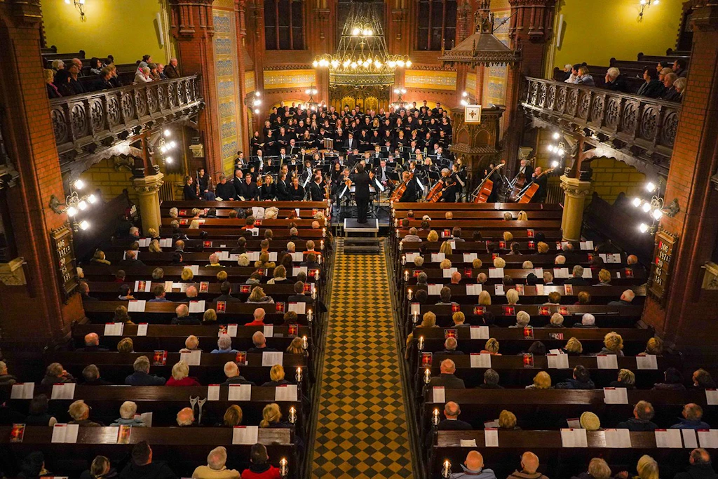 Wie hier vor einiger Zeit in der Mylauer Stadtkirche ist die Logistik am kommenden Wochenende eine Herausforderung. Das gesamte Mobiliar für die Musiker muss mitgebracht werden.