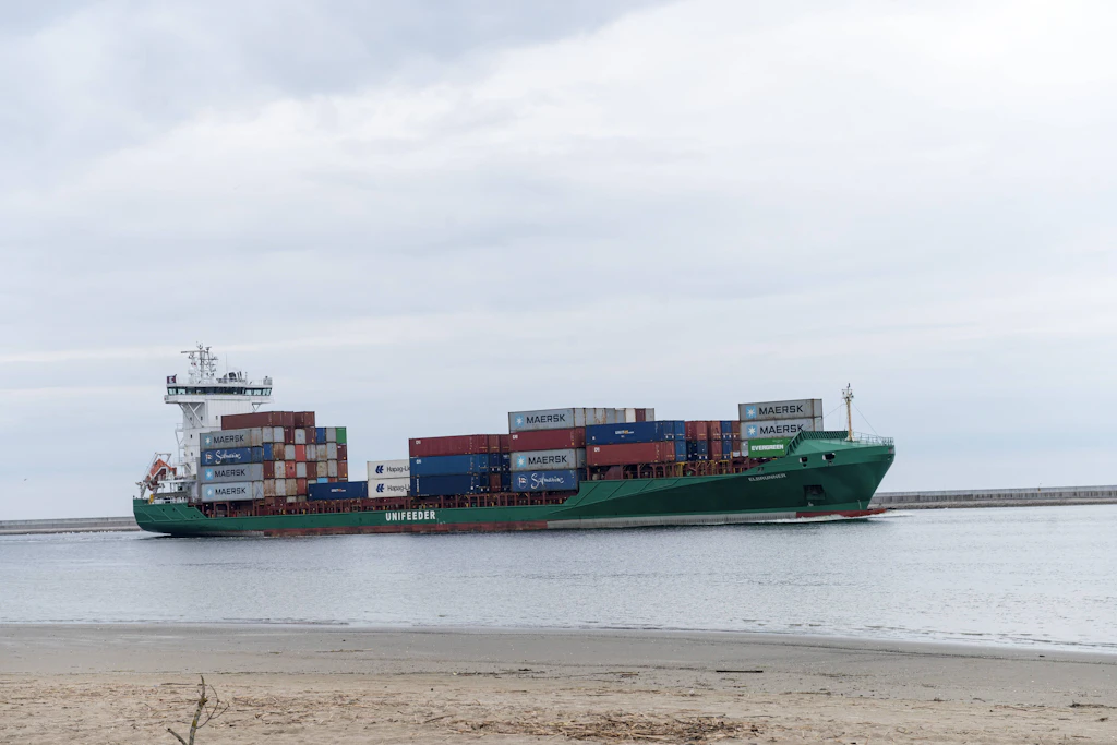 Ein Containerschiff vor Świnoujście (Symbolbild)