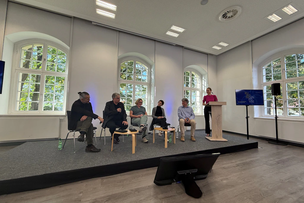 Die gesamte Jury umfasste zwölf Musiker aus verschiedensten Ländern, fünf davon präsentierten die Sieger, darunter Markus Rindt (l.) als Intendant der Dresdner Sinfoniker.