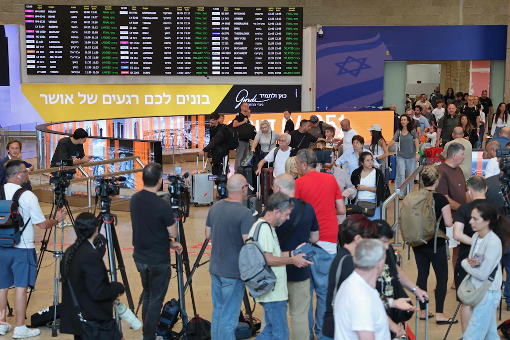Medienvertreter und Passagiere versammeln sich am Flughafen Ben-Gurion bei Tel Aviv.