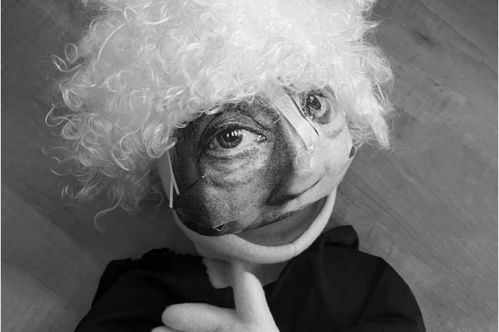 Izabella Gustowskas ironisches Selbstporträt als Puppe