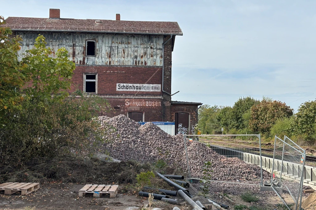 Einst war der Bahnhof Schönhausen (Elbe) im Landkreis Stendal ein belebter Eisenbahnknoten mit vier Strecken. Heute steht das Empfangsgebäude leer und verfällt.