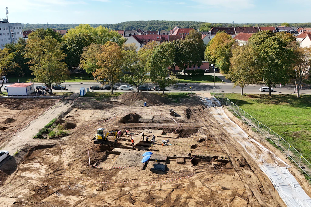 Blick aus der Luft auf die Grabungsfläche in Leipzig-Möckern. Auf der künftigen Schulbaustelle stießen Archäologen auf eine rund 7000 Jahre alte Siedlung und das älteste bekannte Grab der Region.