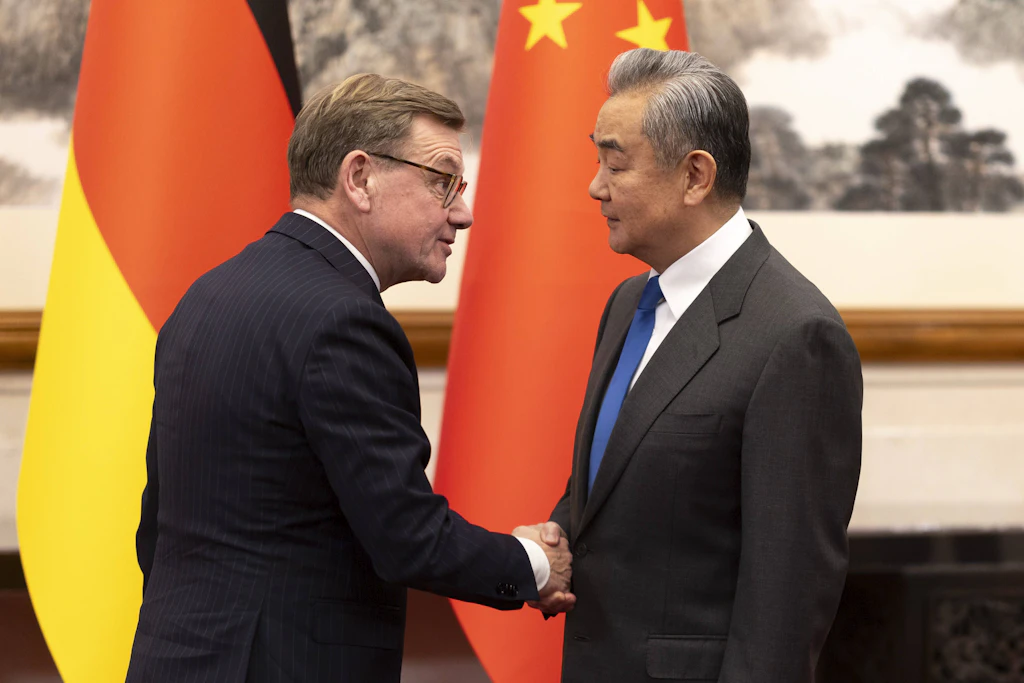 Außenminister Johann Wadephul mit seinem chinesischen Amtskollegen Wang Yi