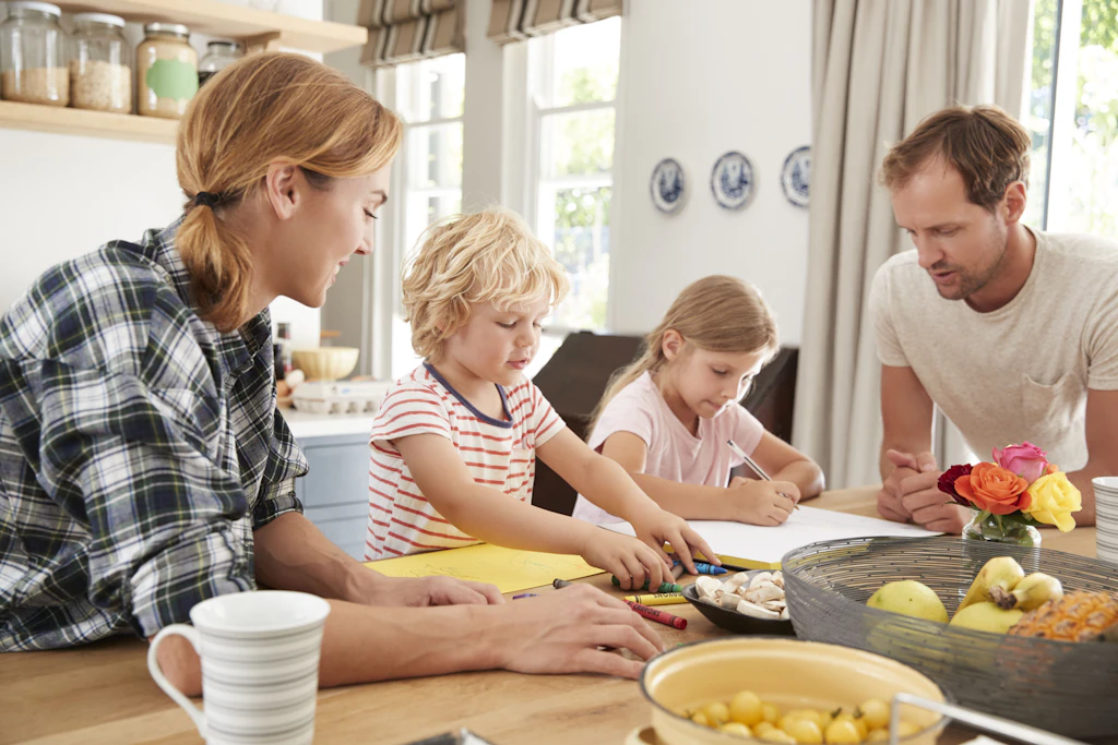 Eine Familie mit zwei Kindern bekommt ab Januar voraussichtlich 534 statt 518 Euro Kindergeld im Monat. (Symbolbild)