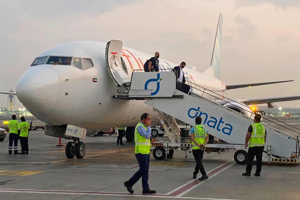 Israelische Touristen steigen aus einem Flugzeug der Fluggesellschaft FlyDubai, das vom Ben-Gurion-Flughafen in Tel Aviv gestartet war, auf dem Flughafen von Dubai aus.