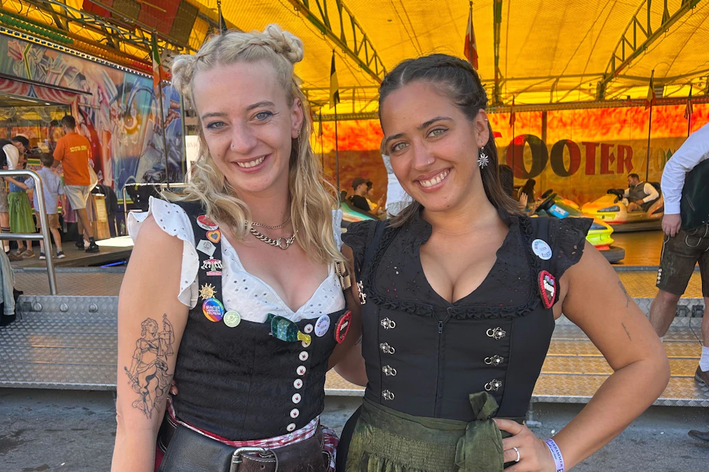 Gemeinsam Haltung zeigen: Wiesn-Bedienungen Anna (l.) und Fanny (r.) haben die Initiative „Bedienungen gegen Rechts“ gegründet, um sich gegen Diskriminierung zu positionieren.