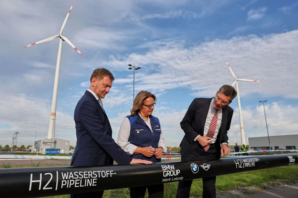 Sachsens Ministerpräsident Michael Kretschmer (CDU), Werksleiterin Petra Peterhänsel und Christian Hirte (CDU), Staatssekretär im Bundesministerium für Verkehr beim symbolischen Baubeginn.