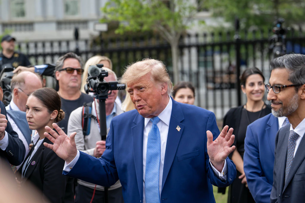 US-Präsident Donald Trump spricht am 29. September nach einem Treffen mit Technologiechefs zum Thema Künstliche Intelligenz mit Journalisten.