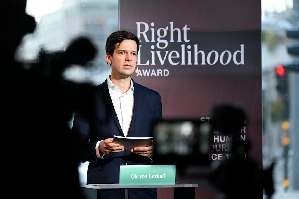 Ole von Uexküll verkündet die Preisträger des Right Livelihood Award während einer Pressekonferenz im Kulturhaus in Stockholm.