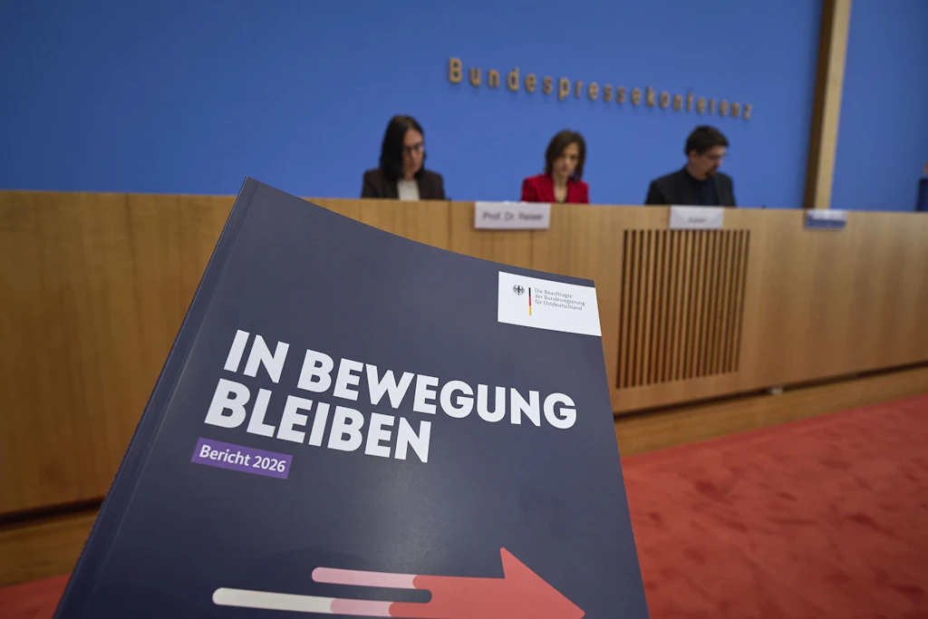 Die Ostbeauftragte der Bundesregierung, Elisabeth Kaiser (SPD), stellte am Mittwoch den Jahresbericht 2026 mit dem Titel "Im Bewegung bleiben" vor.