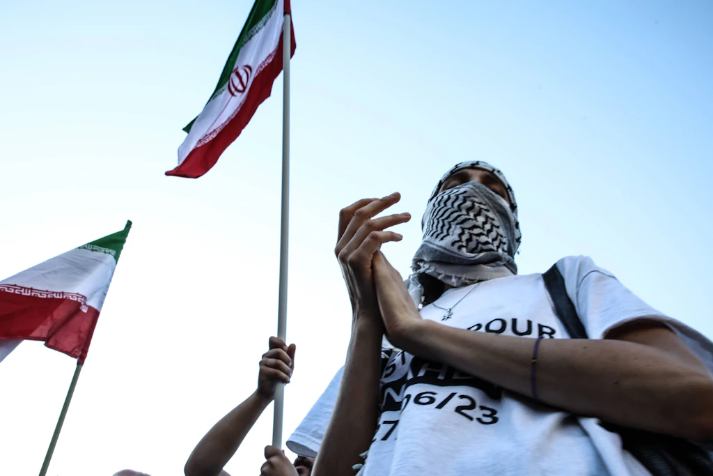 Flaggen des iranischen Regimes auf einer Palästina-Kundgebung bei Paris, Juni 2025.