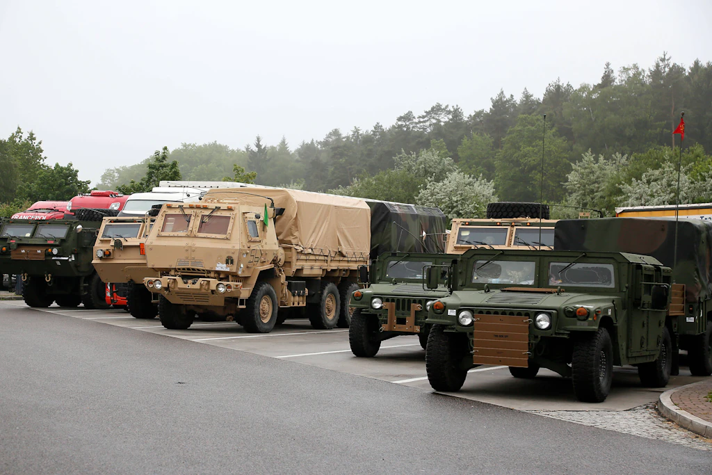 US-Militärfahrzeug reißt an der A 72 bei Wildenfels Parkautomaten um