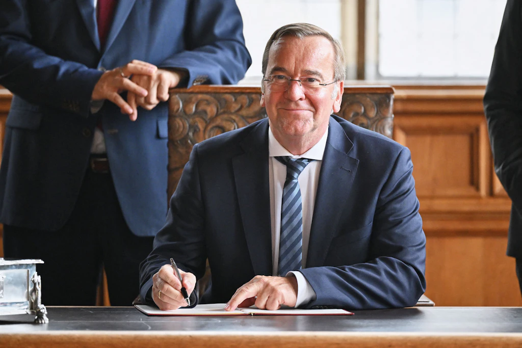 Bis zu 1,35 Milliarden Euro für den Hafen: Verteidigungsminister Boris Pistorius (SPD) unterschreibt im Bremer Rathaus den Deal für die Nato-Drehscheibe Bremerhaven.