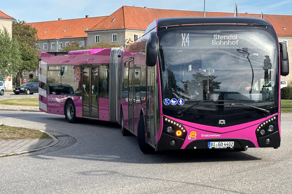 Bus statt Bahn: Ein Fahrzeug des Schienenersatzverkehrs (SEV) biegt vor dem Bahnhof Rathenow ab. Das Konsortium go.on aus Ostwestfalen-Lippe hat den Auftrag bekommen.