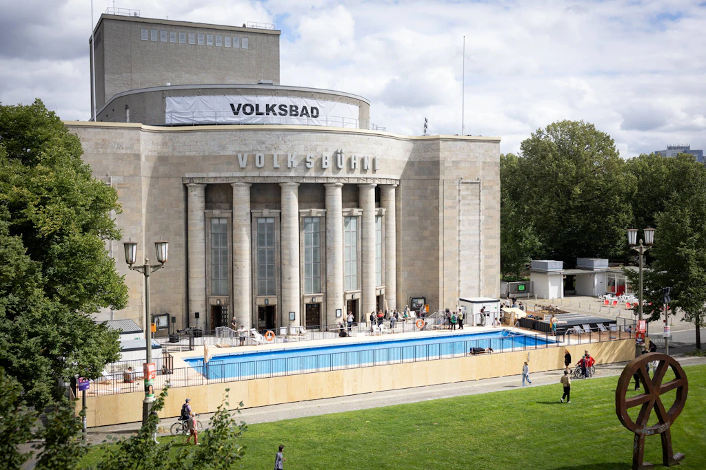 Das 25 Meter lange „Volksbad“ vor der Volksbühne hat 410.000 Euro gekostet.