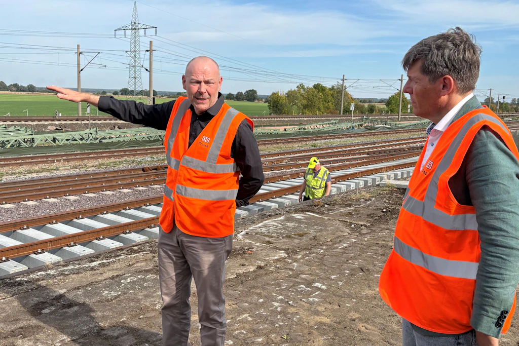 Beim Medientermin am 29. September 2026 in Schönhausen (Elbe): Marcus Baumann (l.) und Wolfgang Weinhold von DB InfraGO erläutern das Korridorsanierungsprojekt.