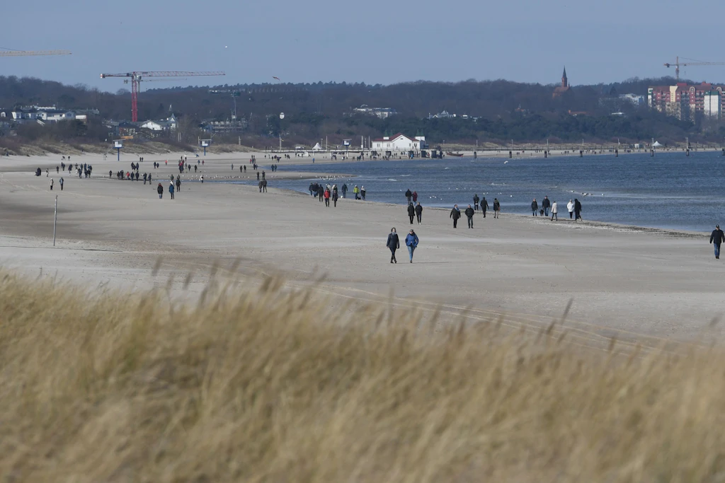 Der Strand zwischen Ahlbeck und Swinoujscie (Swinemünde) auf der Insel Usedom.