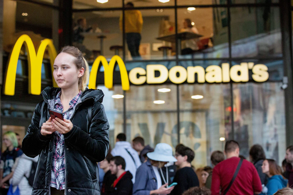 McDonald’s in Kiew: Nach einem russischen Angriff auf ein Logistiklager verkleinert die Kette ihr Menü in der Ukraine.