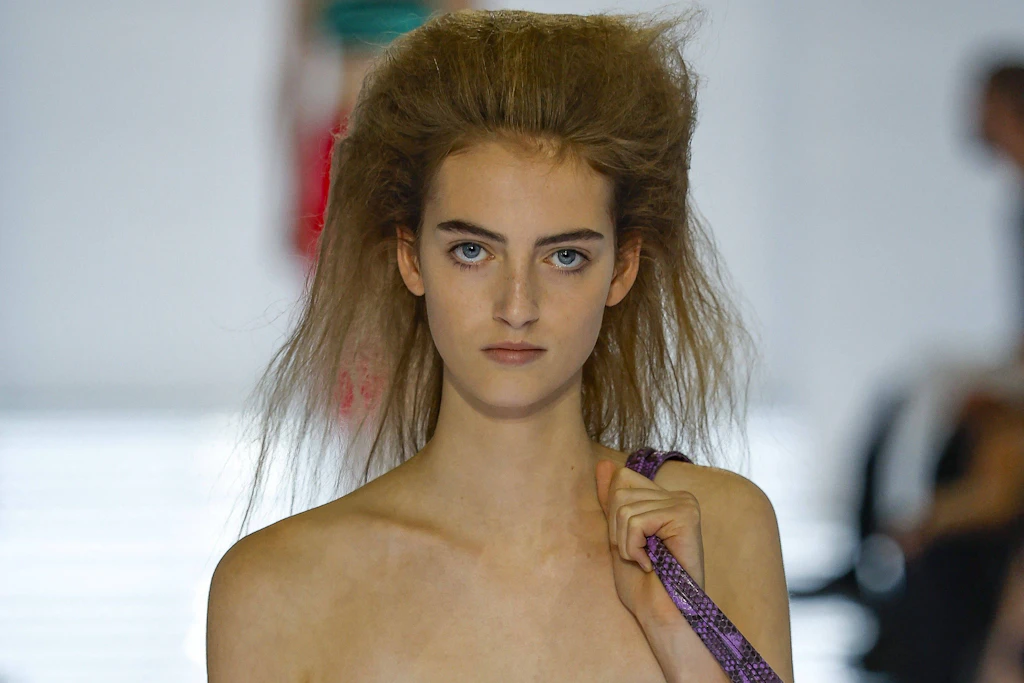 Radikaler Gegenentwurf zur Makellosigkeit: Der „Undone Look“ auf dem Runway der Prada-Show.