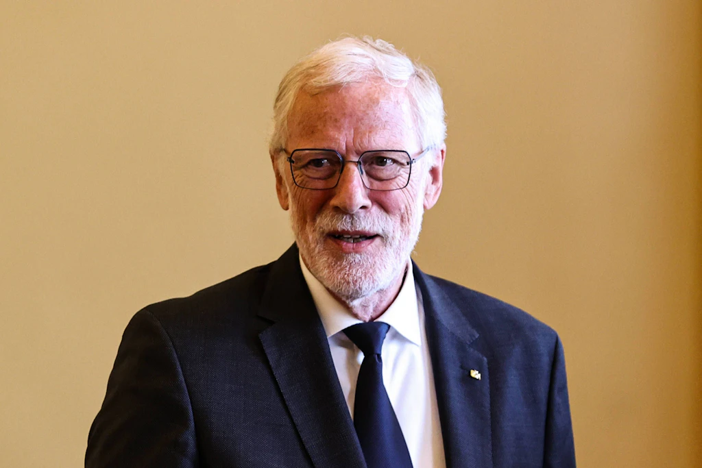 Rainer Robra wirbt für mehr Förderung lokaler Medien aus dem Rundfunkbeitrag. Zum 5. Oktober gibt Sachsen-Anhalts Medienminister sein Amt ab.