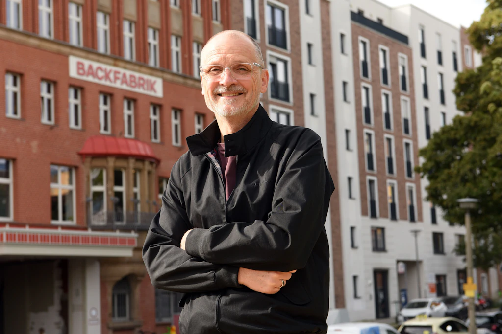 Unternehmer Michael Hagedorn vor der Backfabrik in Berlin, in der auch sein eingefrorenes Brot hergestellt wurde.