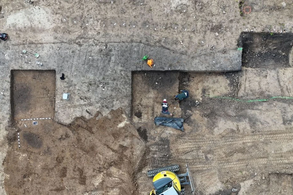 Ausgrabung: In Leipzig-Möckern untersucht das Landesamt für Archäologie ein rund 5.000 Quadratmeter großes Baufeld vor dem Schulneubau