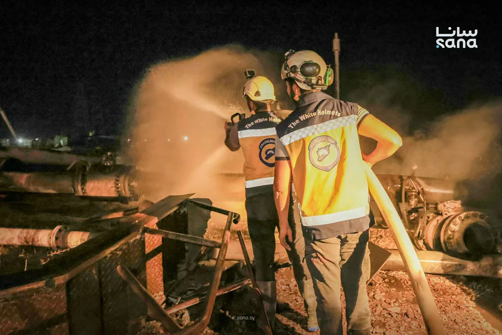 Teams des syrischen Zivilschutzes kühlen die Brandstelle nach der Explosion einer Gasleitung am Kraftwerk Tischrin nahe Damaskus am 30. September 2026.
