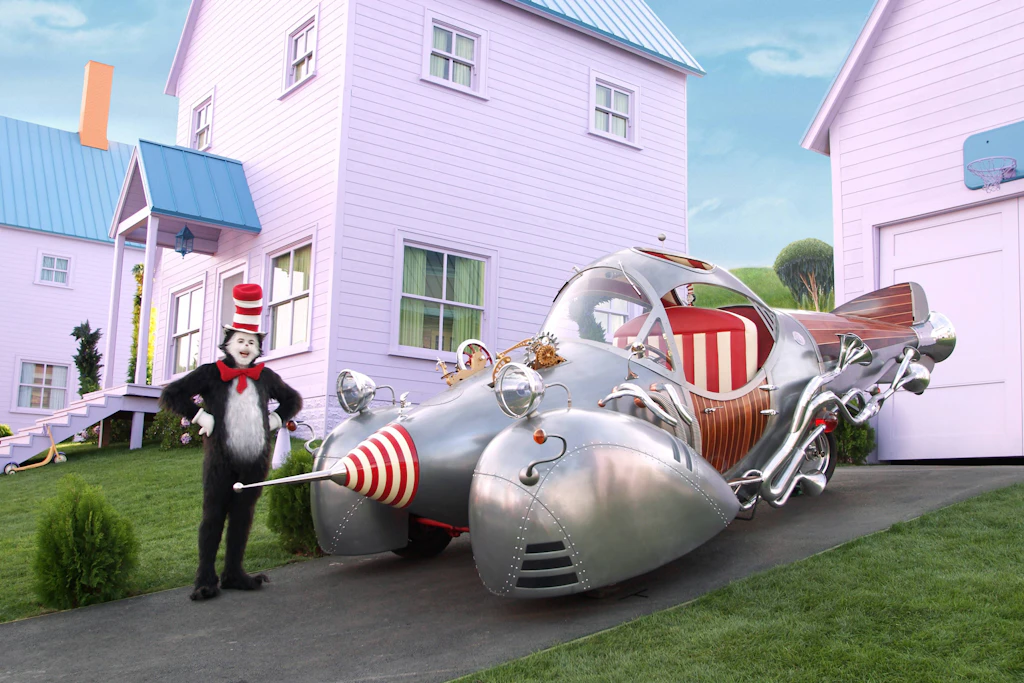 So harmlos sah er einmal aus: Mike Myers als „Cat in the Hat“ in der Verfilmung „Ein Kater macht Theater“ von 2003. Heute geistert die Figur als Grusel-Kater durch Klassenchats in Sachsen-Anhalt.