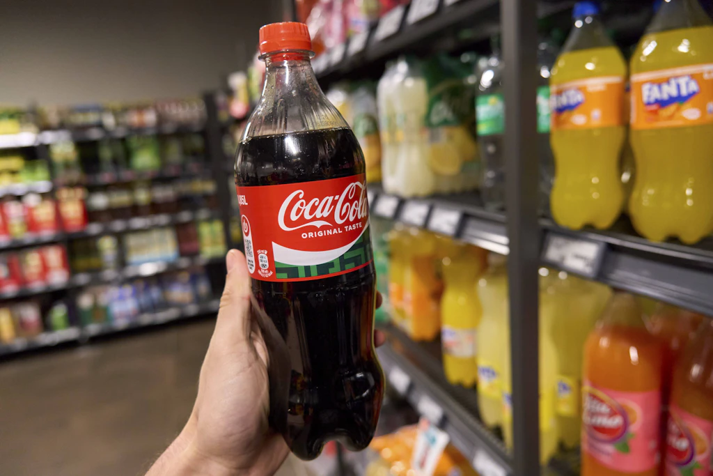 Symbolbild: Klassische Cola enthält gut zehn Gramm Zucker pro 100 Milliliter. Nach dem Entwurf aus dem Finanzministerium fiele dafür die höchste Stufe der geplanten Zuckersteuer an.