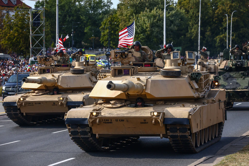US-Soldaten in Abrams-Kampfpanzern mit amerikanischer Flagge bei einer Militärparade in Warschau (Archivbild)