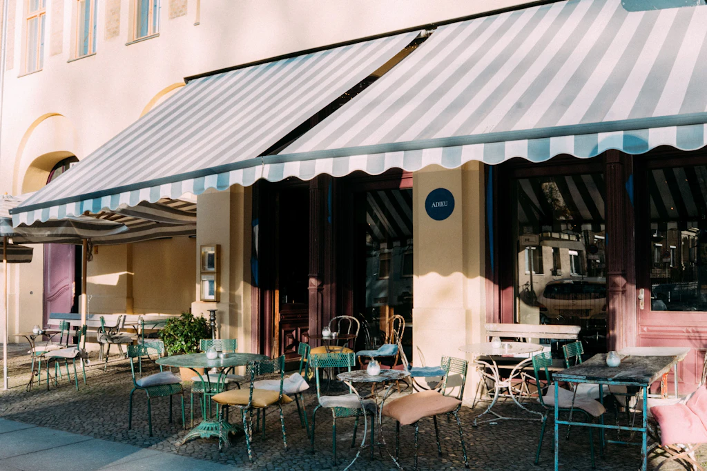 Wenn es nach ihrem Betreiber geht, soll die Adieu Bar ein Ort sein, wo Jung und Alt zusammenkommen – und bleiben möchten.