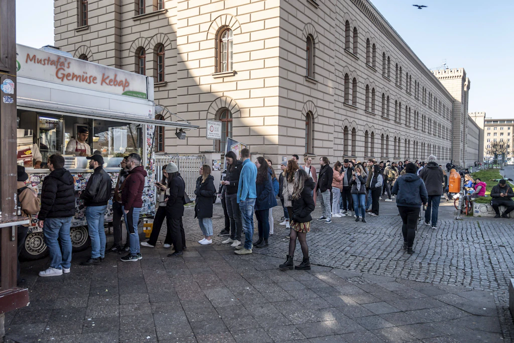 An manchen Tagen ist die Schlange vor Mustafa’s Gemüse-Kebap so lang wie die vor dem Berghain.
