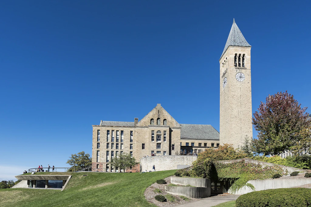 Der Campus der Cornell University befindet sich in Ithaca im Bundesstaat New York.