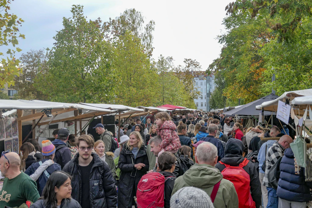 Der Flohmarkt im Mauerpark ist wohl einer der populärsten der Stadt und lockt unter anderem viele Touristen an.
