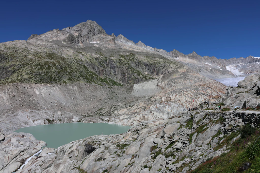 Der Rhonegletscher am Furkapass im Juli 2026. Durch den Rückzug des Eises ist vor der Gletscherzunge ein See entstanden.