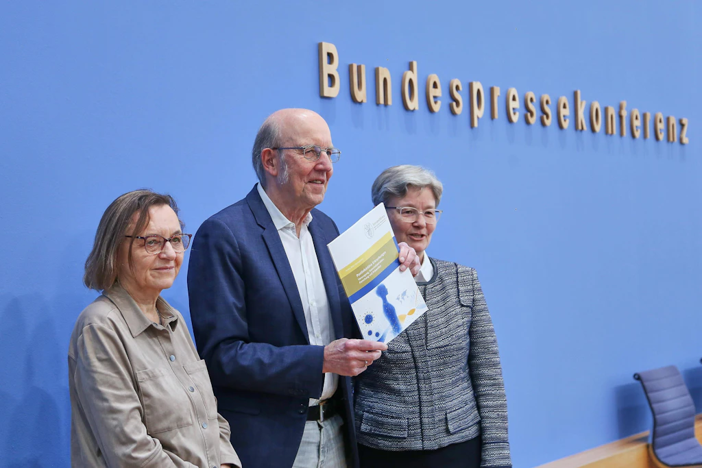 Vorstellung der Leopoldina-Stellungnahme zu Long-Covid in der Bundespressekonferenz: Regina Riphahn und Norbert Suttorp sprechen für die Leopoldina, Carmen Scheibenbogen (links) hat das Papier als Gutachterin geprüft.