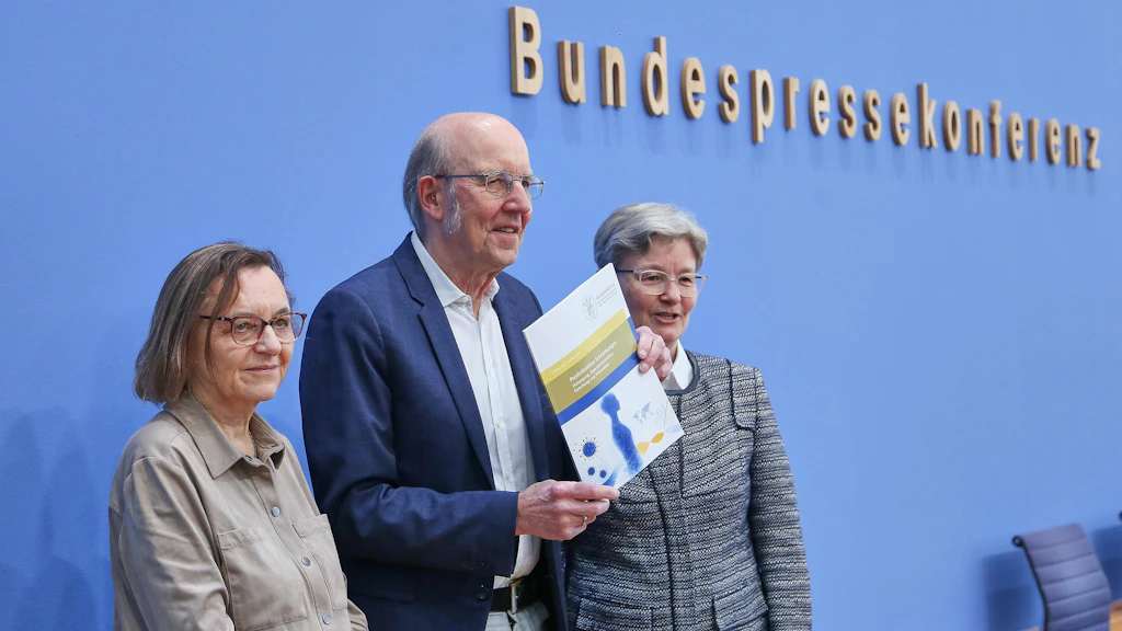 Vorstellung der Leopoldina-Stellungnahme zu Long-Covid in der Bundespressekonferenz: Regina Riphahn und Norbert Suttorp sprechen für die Leopoldina, Carmen Scheibenbogen (links) hat das Papier als Gutachterin geprüft.