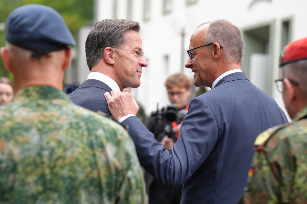 Erst zur Truppe, dann zum Friedenspreis. Bundeskanzler Friedrich Merz, Jurymitglied und Laudator, mit Nato-Generalsekretär Mark Rutte beim Deutsch-Niederländischen Korps in Münster.